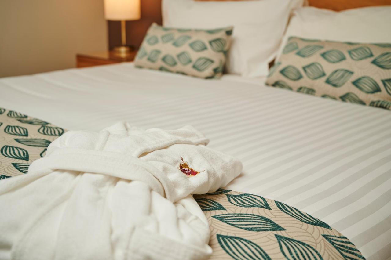 ชาเตออีลานแอดเดอะวินเทจฮันเตอร์วัลเลย์ Hotel โพโคลบิน ภายนอก รูปภาพ A bathrobe on a bed