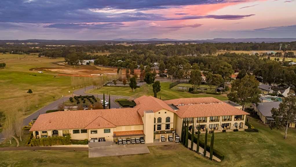 ชาเตออีลานแอดเดอะวินเทจฮันเตอร์วัลเลย์ Hotel โพโคลบิน ภายนอก รูปภาพ Aerial view of the clubhouse at the Wagga Wagga Golf Club