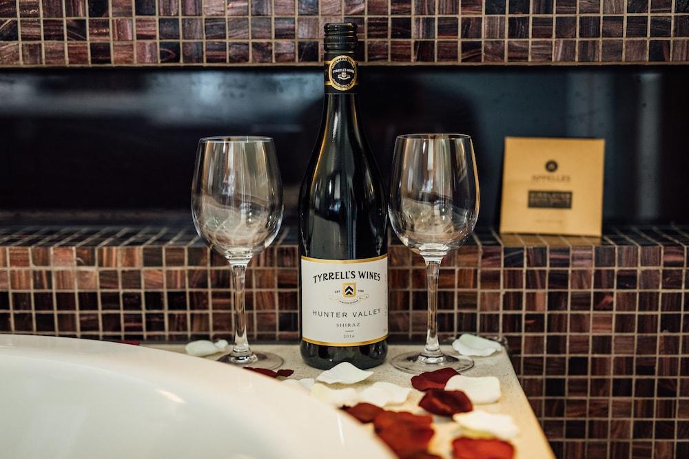 ชาเตออีลานแอดเดอะวินเทจฮันเตอร์วัลเลย์ Hotel โพโคลบิน ภายนอก รูปภาพ A bottle of Piper-Heidsieck Champagne