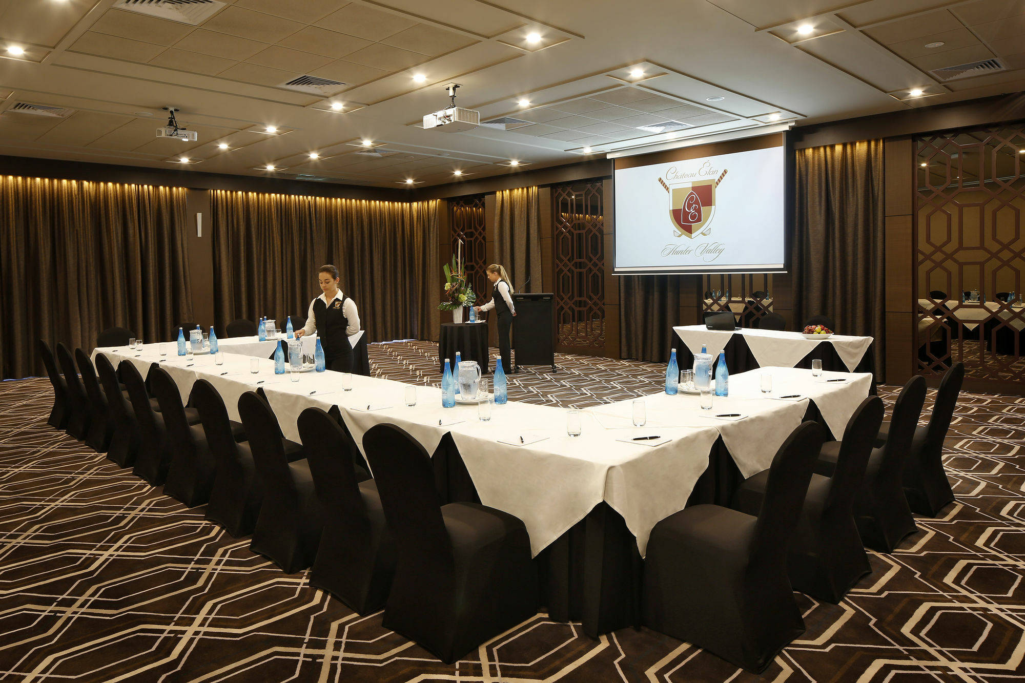 ชาเตออีลานแอดเดอะวินเทจฮันเตอร์วัลเลย์ Hotel โพโคลบิน ภายนอก รูปภาพ A meeting room at the Crown Towers