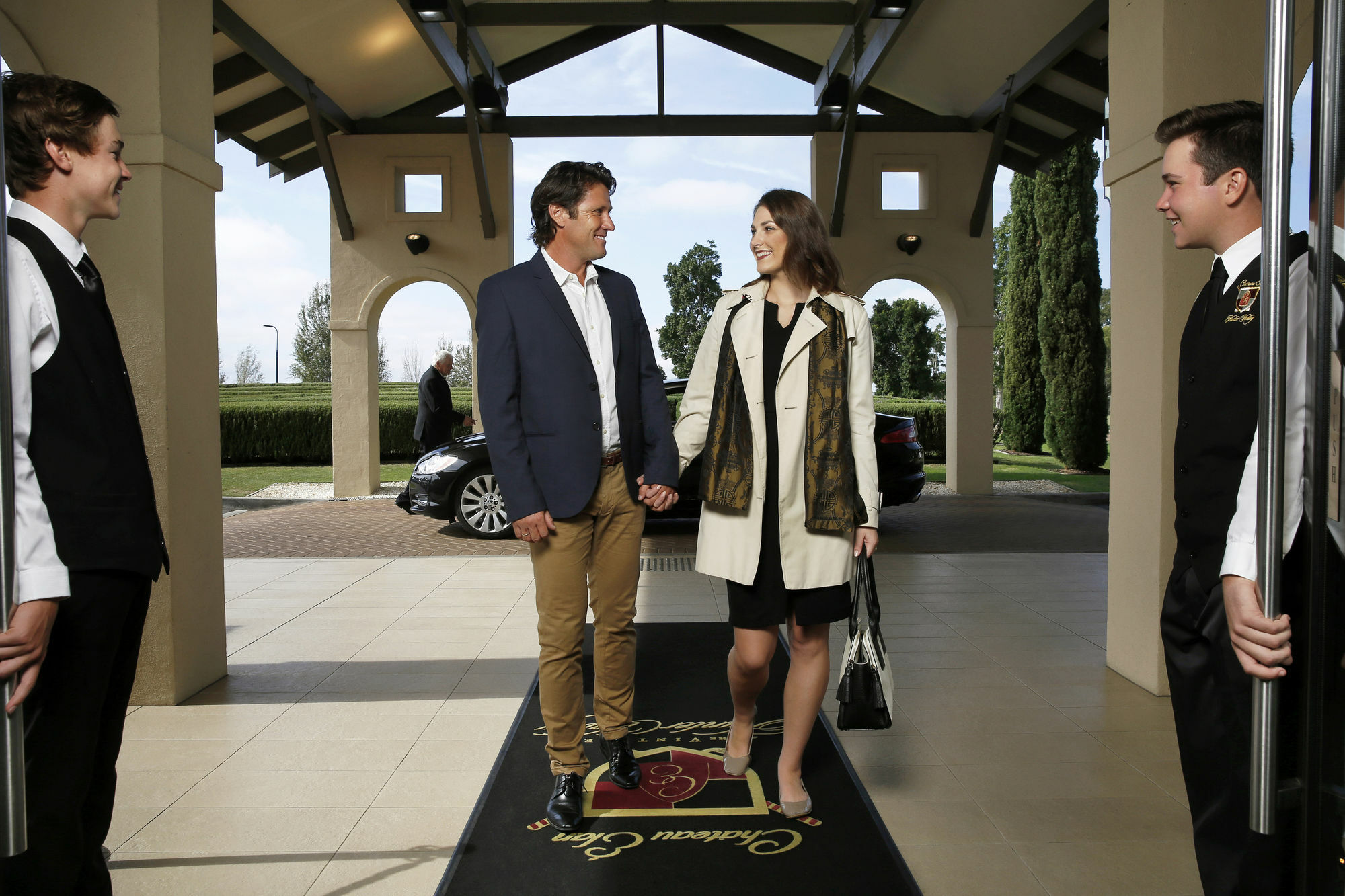 ชาเตออีลานแอดเดอะวินเทจฮันเตอร์วัลเลย์ Hotel โพโคลบิน ภายนอก รูปภาพ A couple being greeted by a concierge