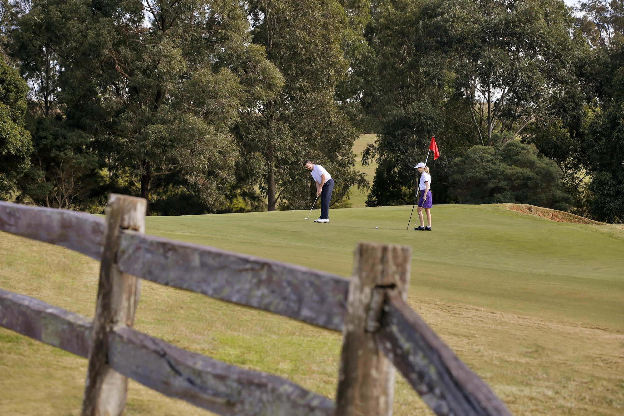 ชาเตออีลานแอดเดอะวินเทจฮันเตอร์วัลเลย์ Hotel โพโคลบิน ภายนอก รูปภาพ Golfers at the 18th green